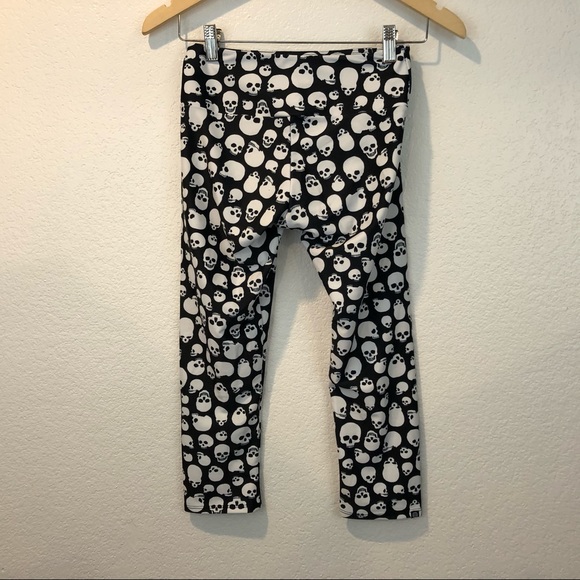 Onzie Skull Print High Basic Capri Leggings - Picture 16 of 16